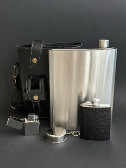 Набор походный 4 предмета черный (фляжка 1,4 литра, фляжка 120 мл, зажигалка бензиновая, складная стопка, ремень для переноски)