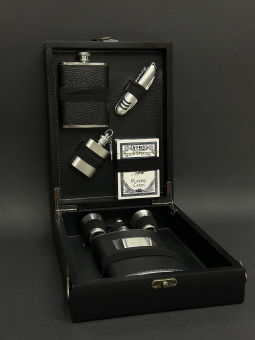 Набор подарочный (7 предметов) 23-MH-5 (Фляжка 9oz, фляжка 7oz, фляжка брелок 1 oz, мультитул, карты 2 стопки, лейка, ремень для переноски)