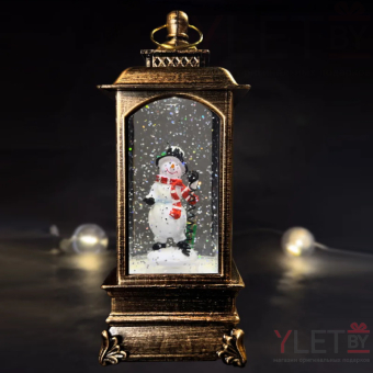 Снежный музыкальный Ретро фонарь квадратный "Снеговик с телефоном" 8х8х21 см