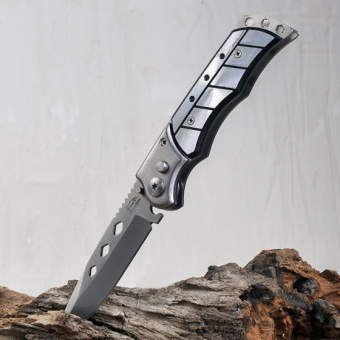 Нож металлический складной с ромбовидными прорезями на лезвии