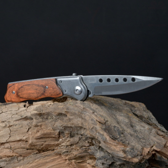 Нож складной в чехле под дерево с круглыми прорезями