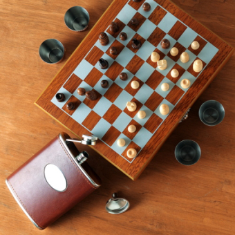 Набор с фляжкой, стопками и шахматами 1819