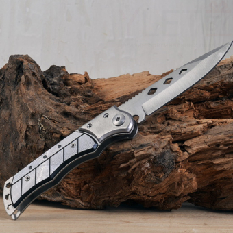 Нож металлический складной с ромбовидными прорезями на лезвии