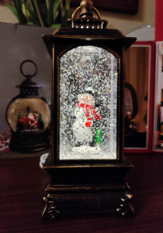 Снежный музыкальный Ретро фонарь квадратный "Снеговик с телефоном" 8х8х21 см