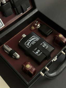 - Подарочный набор в кожаном кейсе (10 предметов) PMH-1 (мультитул, бензиновая зажигалка, портсигар, фляжка 8oz, фляжка-брелок 1oz, карты, нож, 2 стопки, лейка)