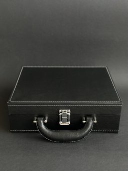 - Подарочный набор в кожаном кейсе (10 предметов) PMH-1 (мультитул, бензиновая зажигалка, портсигар, фляжка 8oz, фляжка-брелок 1oz, карты, нож, 2 стопки, лейка)