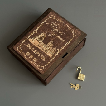 Копилка деревянная книга "Мирский замок" светлая