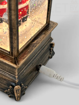 Снежный музыкальный Ретро фонарь квадратный "Дед мороз с фонарем" 8х8х21 см