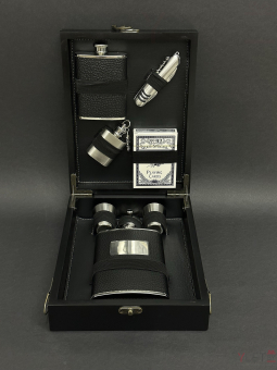 Набор подарочный (7 предметов) 23-MH-5 (Фляжка 9oz, фляжка 7oz, фляжка брелок 1 oz, мультитул, карты 2 стопки, лейка, ремень для переноски)