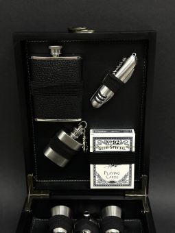 Набор подарочный (7 предметов) 23-MH-5 (Фляжка 9oz, фляжка 7oz, фляжка брелок 1 oz, мультитул, карты 2 стопки, лейка, ремень для переноски)